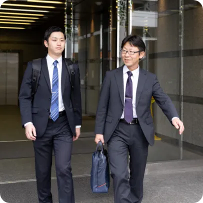 建物から出てくる2人の男性職員