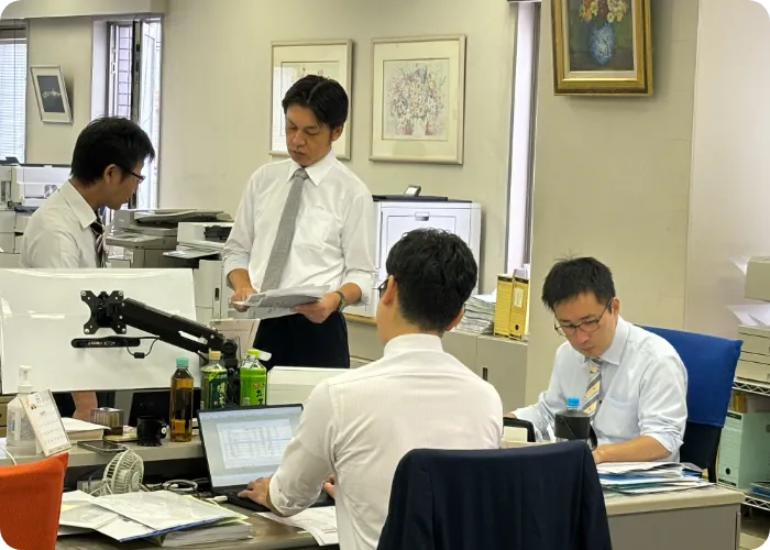 業務中の男性職員たち