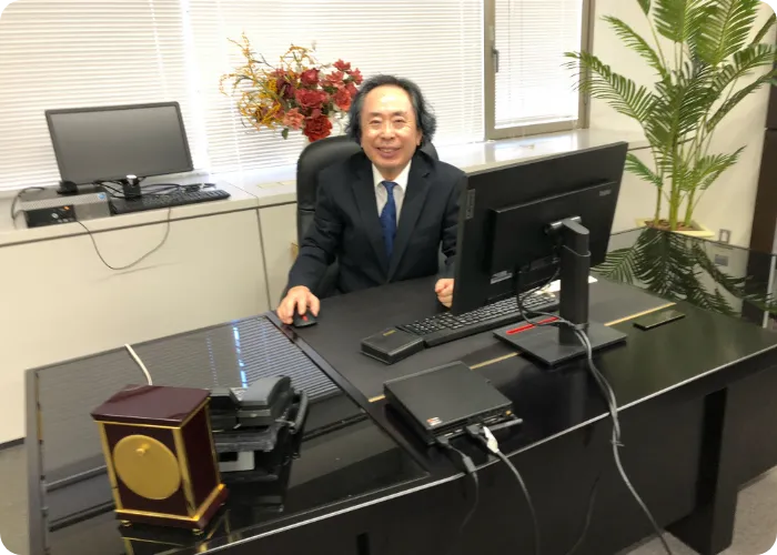 デスクでパソコンを操作する男性職員