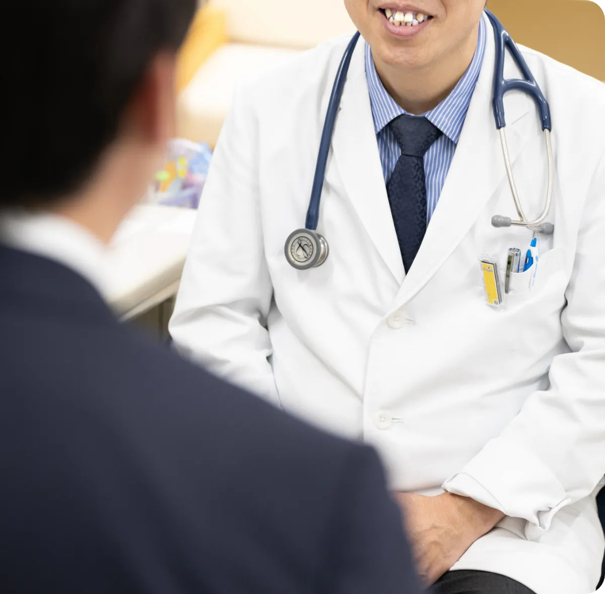男性職員と医院の先生が話している様子