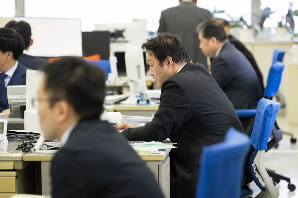 オフィスで働く職員の様子