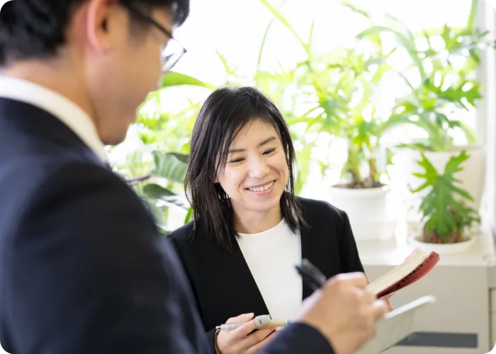 書類を見ながら話す男性と女性
