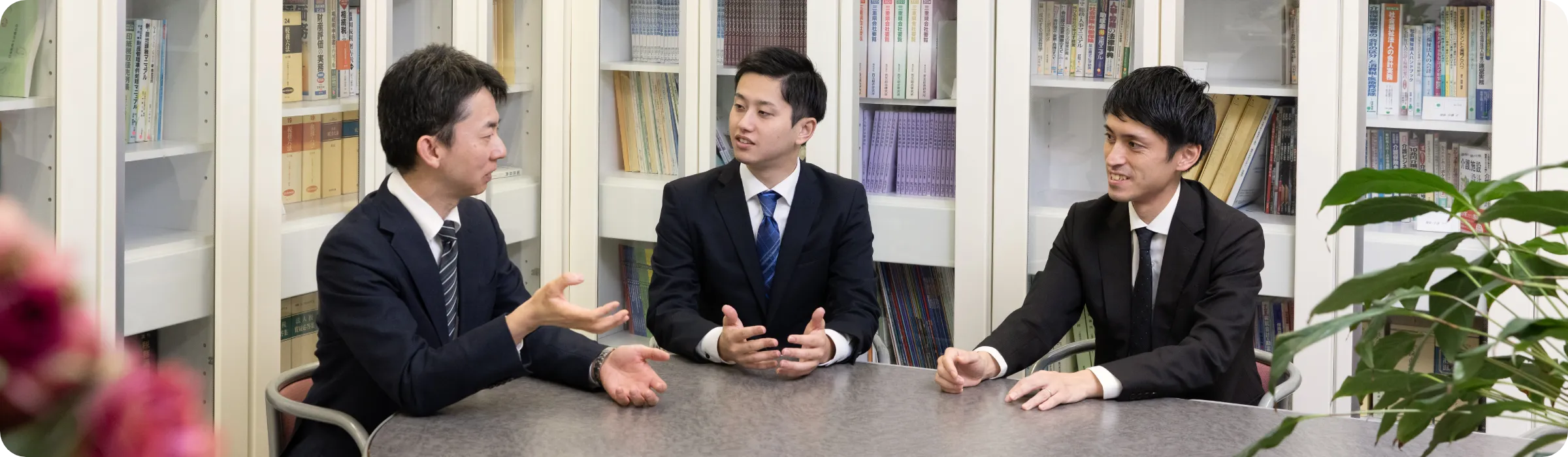 話し合う3人の男性職員