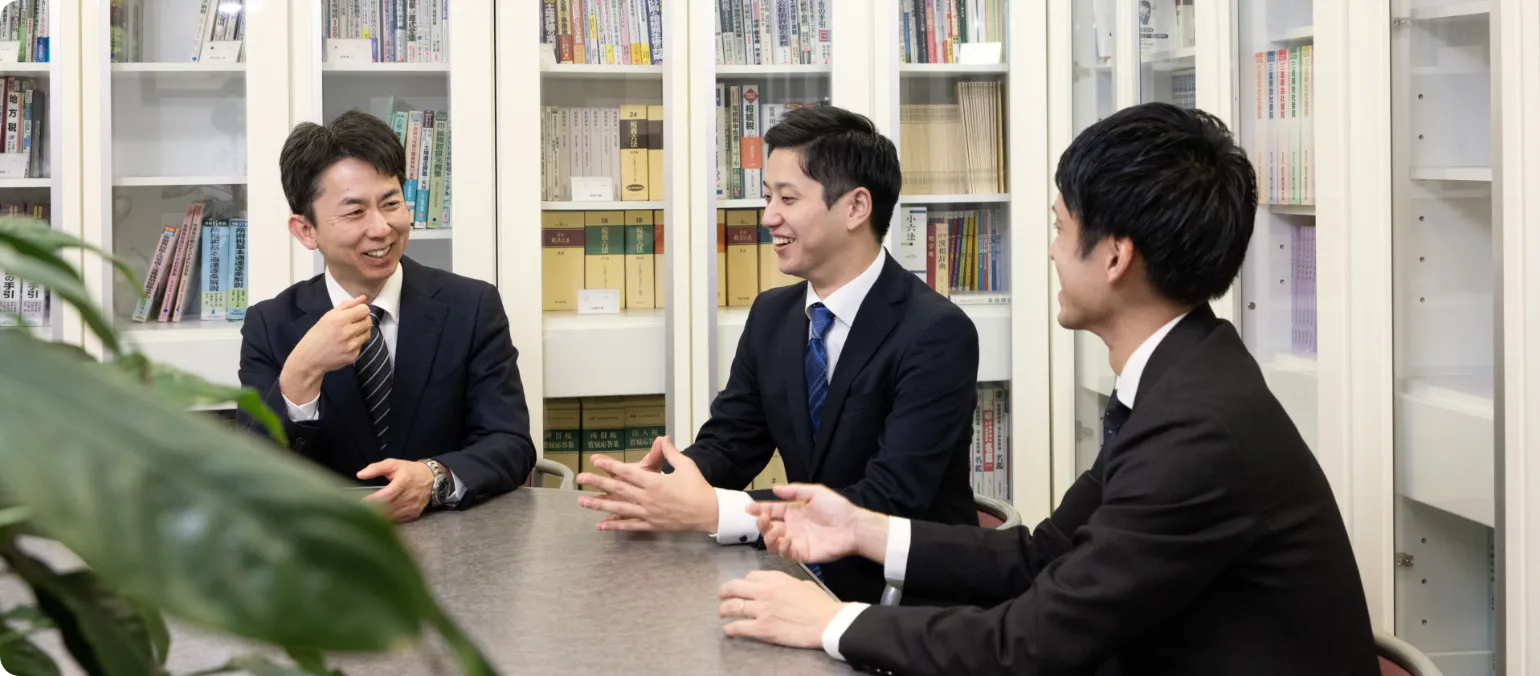 話し合う3人の男性職員