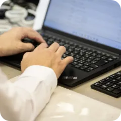 パソコンを操作する手元