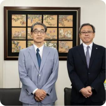 スーツ姿の2人の男性