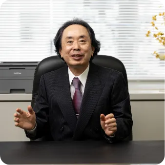 椅子に座って話すスーツ姿の男性