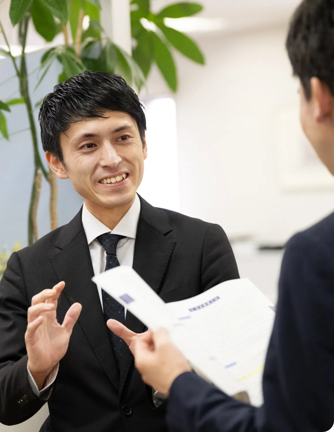 オフィスで話し合う2人の男性職員