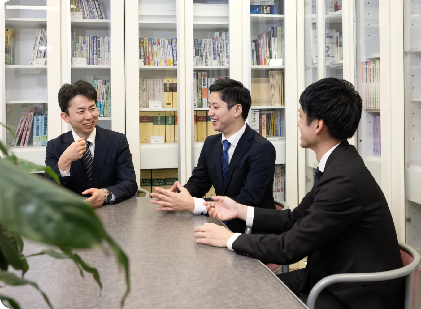 話し合う3人の男性職員