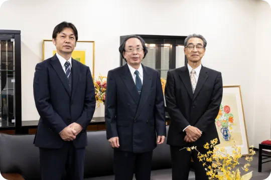 3人の男性職員