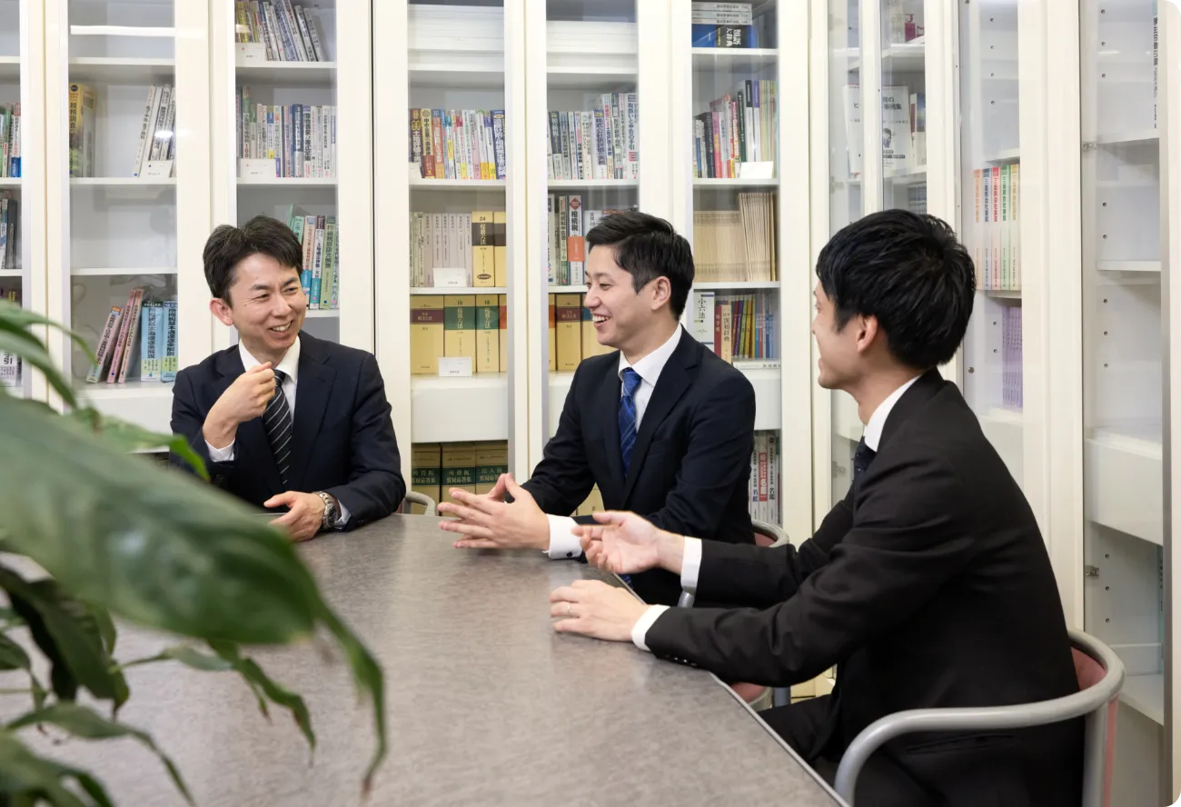 話し合う3人の男性職員