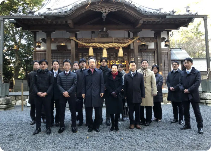 寺院の前での集合写真