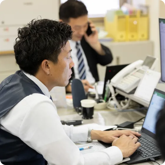 パソコンに向かって作業する男性職員