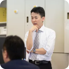 社員に向かって話す男性職員